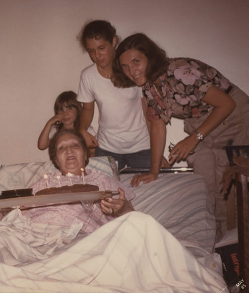 Mi abuela, mi mamá y mis hermanas en 1985 - Las flores y las fotos - Loda - Lucila Penedo