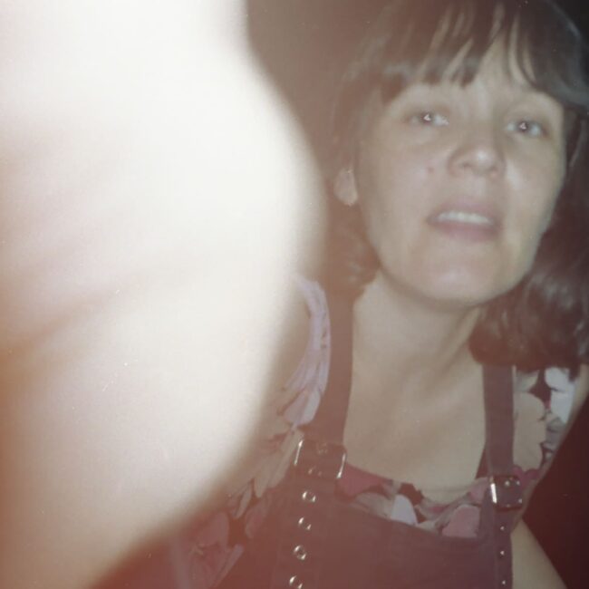 yo retratada por mi hija en 2019 - Las flores y las fotos - Loda - Lucila Penedo